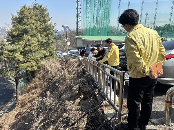 봄철 해빙기를 맞아 취약시설 및 사업장 안전점검 - 언덕 난간