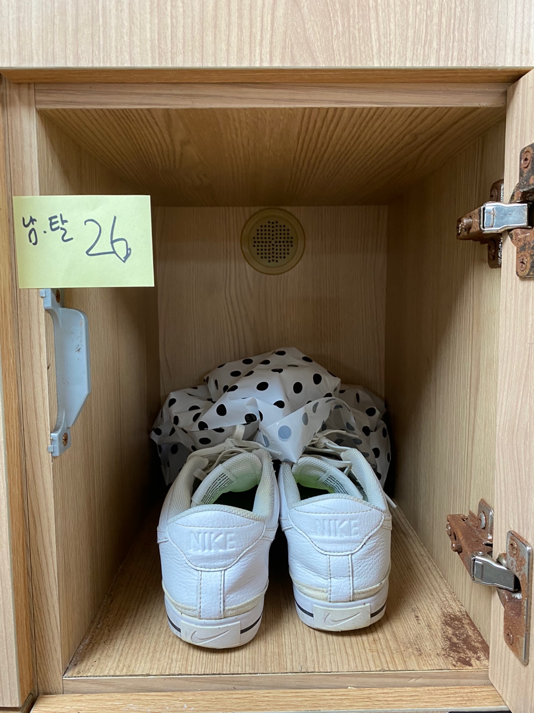 남자탈의실 사물함 26 : 나이키 흰색 신발, 비닐가방