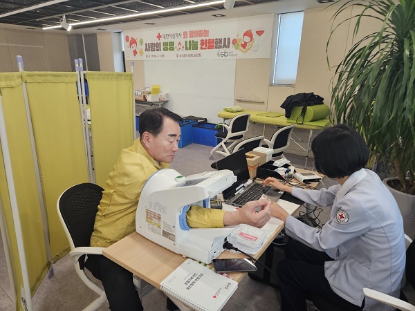 4월 2일 공단 세미나실에서 임직원 생명나눔 헌혈 행사 - 혈압측정 확대 