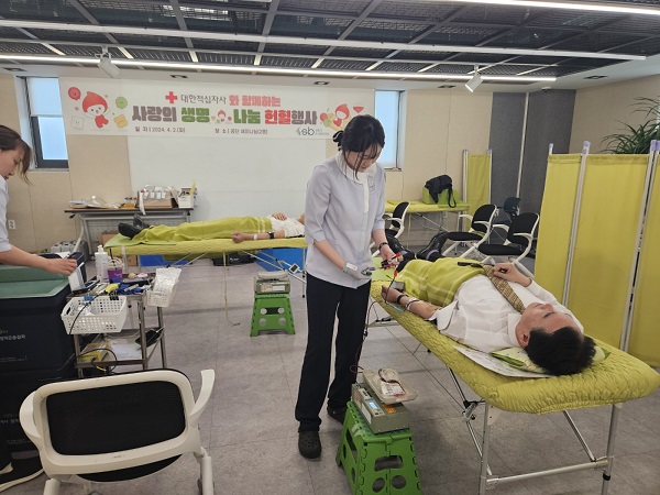 4월 2일 공단 세미나실에서 임직원 생명나눔 헌혈 행사 진행 -헌혈 모습